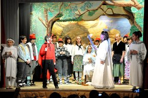 Els alumnes de 6è de Primària del col·legi Cardenal Vidal i Barraquer representen Els Pastorets del ferrer Magí
