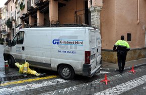 S'espatlla la pilona automàtica d'accés a la plaça d'Espanya i deixa encastada una furgoneta
