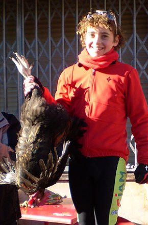 El ciclista cambrilenc Edgar Curto s'emporta un gall com a premi per guanyar la 'Cursa del Pavo' de Mont-roig