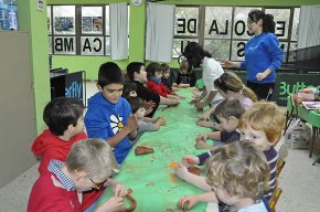 Una vintena de xiquets i xiquetes participen en el NadalEsport, una activitat que combina l'esport i els tallers