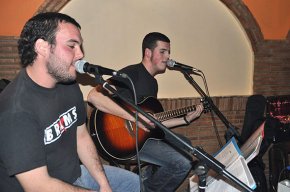 Bona acollida del públic en el segon concert en acústic del grup cambrilenc "Els Tres"