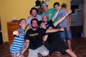 La formació musical cambrilenca Papagayo farà un concert demà per presentar la seva primera maqueta "A volar"