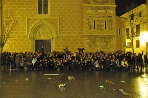 Centenars de cambrilencs celebren l'arribada del nou any a les places de Santa Maria i de Sant Pere