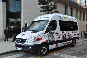 La Creu Roja de Cambrils presenta el nou vehicle adaptat per a la gent gran i les persones amb discapacitats