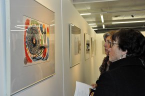 L'obra gràfica de l'artista Joan Miró porta el surrealisme a la Sala Àgora de l'Ajuntament