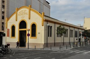 Un individu atraca a una paradista quan aquest matí obria les portes del Mercat de la Vila