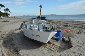 Un agent dels Mossos rescata un pescador que havia caigut de la seva barca davant del Cavet