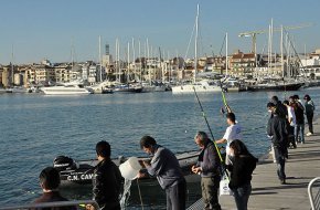 Joves de Càrites Tarragona gaudeixen d'una sortida al mar per pescar pop gràcies al Club Nàutic