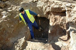 FA 10 ANYS: Les obres de remodelació de la plaça de l'Església deixen al descobert l'entrada d'un refugi de la Guerra Civil