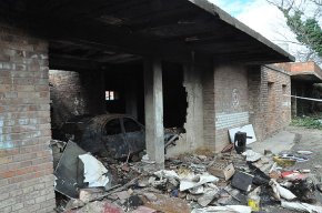 Cremen uns magatzems a la zona contigua a l'edifici Cambrimar