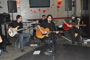 Els No Apto ofereixen un concert en format acústic per promocionar la música en directe als pubs de Cambrils