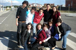 Una desena d'alumnes de la Mar de la Frau presenten una cançó al II Festival de Pop-Rock de l'Estudiant