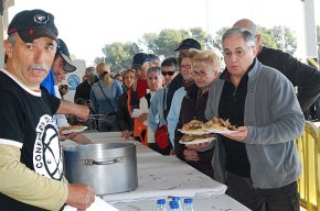 La tradicional fregida de galeres i calçots serveix enguany un miler de racions a la Cooperativa Agrícola
