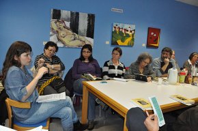 Una tertúlia sobre el llibre "La soledad de los números primos" centra una nova trobada dels lectors més fidels de la Biblioteca 