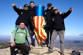 Els timbalers Cop de Cap pugen al cim de la Roca Corbatera 