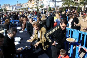 Fideus rossos i arròs per a tothom en la multitudinària cloenda de les Jornades de la Galera