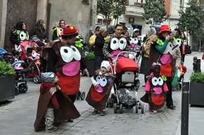 Els "Saltirons" més menuts celebren la seva rua de Carnaval pels carrers del Barri Antic
