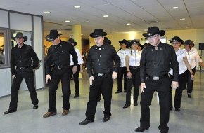 Els usuaris del Casal Municipal de la Gent Gran celebren la festa del Dijous Gras amb una jornada plena d'activitats