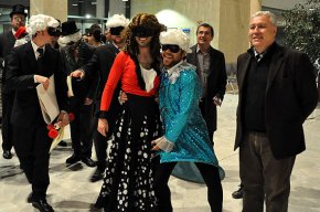 Sa Majestat Kagarrieres XXIè assumeix el poder a Cambrils i imposa el seu criteri mitjançant un nou plenari