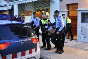 Una baralla familiar en un pis del carrer de Roger de Llúria provoca el trencament dels vidres d'una finestra