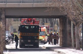 Una forta topada d'un camió grua provoca greus desperfectes al pont de l'avinguda d'Adelaida