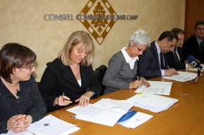 Se signa un conveni de col·laboració supramunicipal per gestionar un pis d'atenció a les víctimes de la violència de gènere