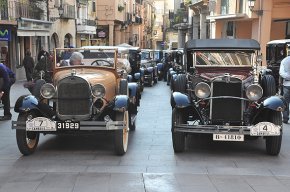 15 cotxes prenen part de la 32a edició del ral·li de Cotxes Antics que enguany fa un recorregut per terres catalanes