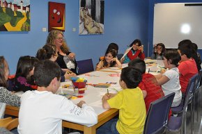 La Biblioteca Municipal acull un taller de caretes de Sant Jordi