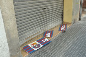 Uns brètols destrossen el cartell històric del local de la Penya Barça Cambrils després de la final de la Copa del Rei