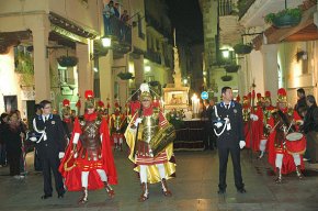 La processó del Sant Enterrament es reafirma com l'acte més participatiu de la Setmana Santa cambrilenca