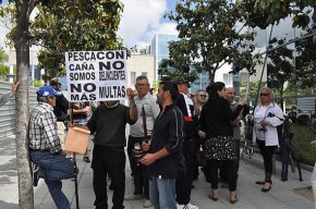 Els pescadors de canya es concentren davant de l'Ajuntament per denunciar la "persecució" que estan patint