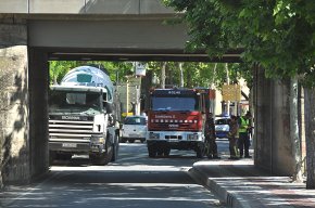 Nova topada d'un camió al pont de l'avinguda d'Adelaida