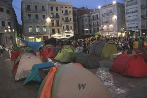Unes 2.000 persones s'han adherit a l'acampada de la plaça del Mercadal de Reus