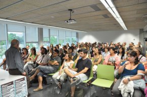 El professor d'Economia Arcadi Oliveres explica a Cambrils que l'especulació és la causa principal de la crisi actual