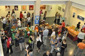 L'Associació Dones Amunt inaugura una exposició amb els seus treballs artístics i enceta els actes del seu 25 aniversari