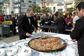 El tastet de galeres congrega milers de persones al port de Cambrils