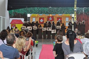 Els alumnes de cinquè de l'escola Joan Ardèvol fan una representació teatral en anglès de la Ventafocs i la Blancaneus