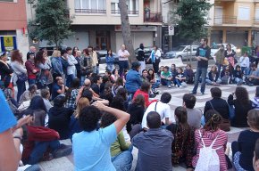 Uns 150 Indignats es reuneixen a la plaça d'Aragó per coordinar les futures accions

