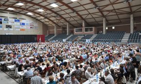 Prop d'un miler de persones omplen el pavelló en la 54a edició de l'Homenatge a la Vellesa