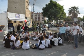 Els "indignats" fan concentracions davant de la font del Centenari durant els tres dies de fira