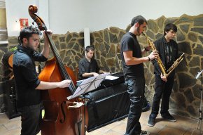 El restaurant Komm s'omple de públic per escoltar el grup cambrilenc Jazz Quintet 