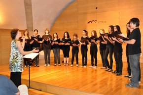 El concert protagonitzat per quatre corals juvenils omple la Cripta

