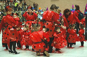 El Palau Municipal d'Esport acull els més petits per celebrar el carnaval escolar