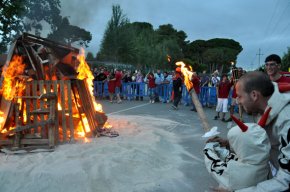 La flama del Canigó arriba, per tercer any consecutiu, a Cambrils envoltada de festa