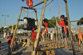 Els més petits juguen a ser pirates i grumets en una tarda d'animació infantil organitzada al port cambrilenc 