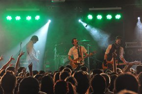 El grup Teràpia de Shock fa embogir els seus fans cambrilencs en la sala de concerts de l'Ateneu Juvenil