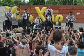 La recreació de les cucanyes de Sant Pere apleguen un bon nombre de xiquets i xiquetes al Parc del Pescador