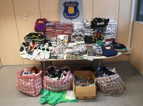 Els Mossos d'Esquadra desmantellen una important xarxa de distribució de material falsificat destinat al top manta