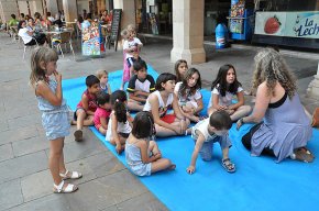 Un contacontes de Vileros i Mariners enceta la campanya "Juguem i fem comerç" al Barri Antic