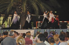 La 3a Trobada de Coros Rocieros reuneix prop de 300 persones al Nou Cambrils en una festa de germanor amb ball i cant flamenc
